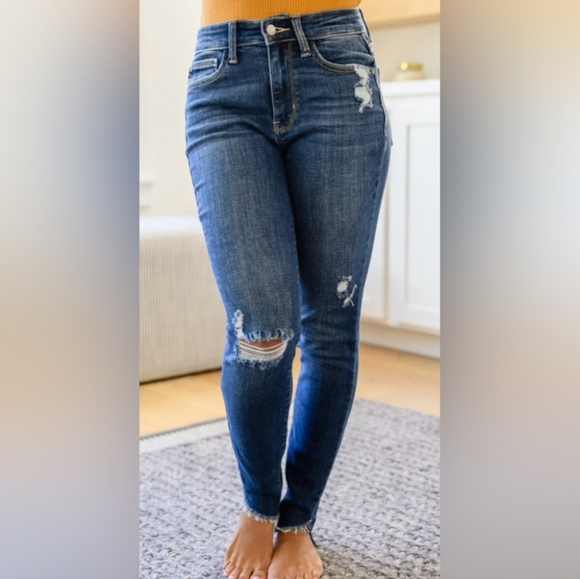 Judy Blue Slanted Raw Hem Distressed
Skinny Jeans‎ Size 7/28 - Picture 1 of 4